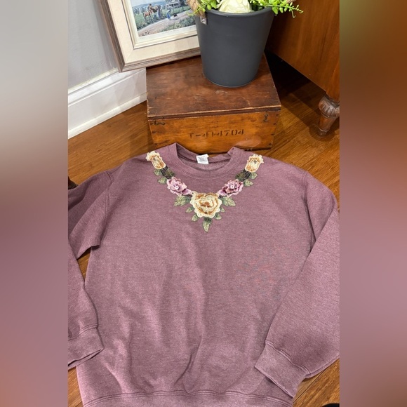 Gildan Tops - Vintage 80/90s Sweatshirt Floral Appliqué Trim Heathered Mauve SZ: M-L